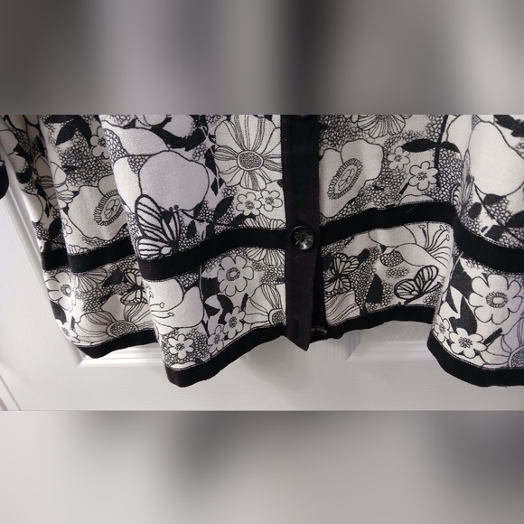 CJ Banks Floral Cardigan – Size 2X – Black & White Statement Knit - Picture 5 of 7